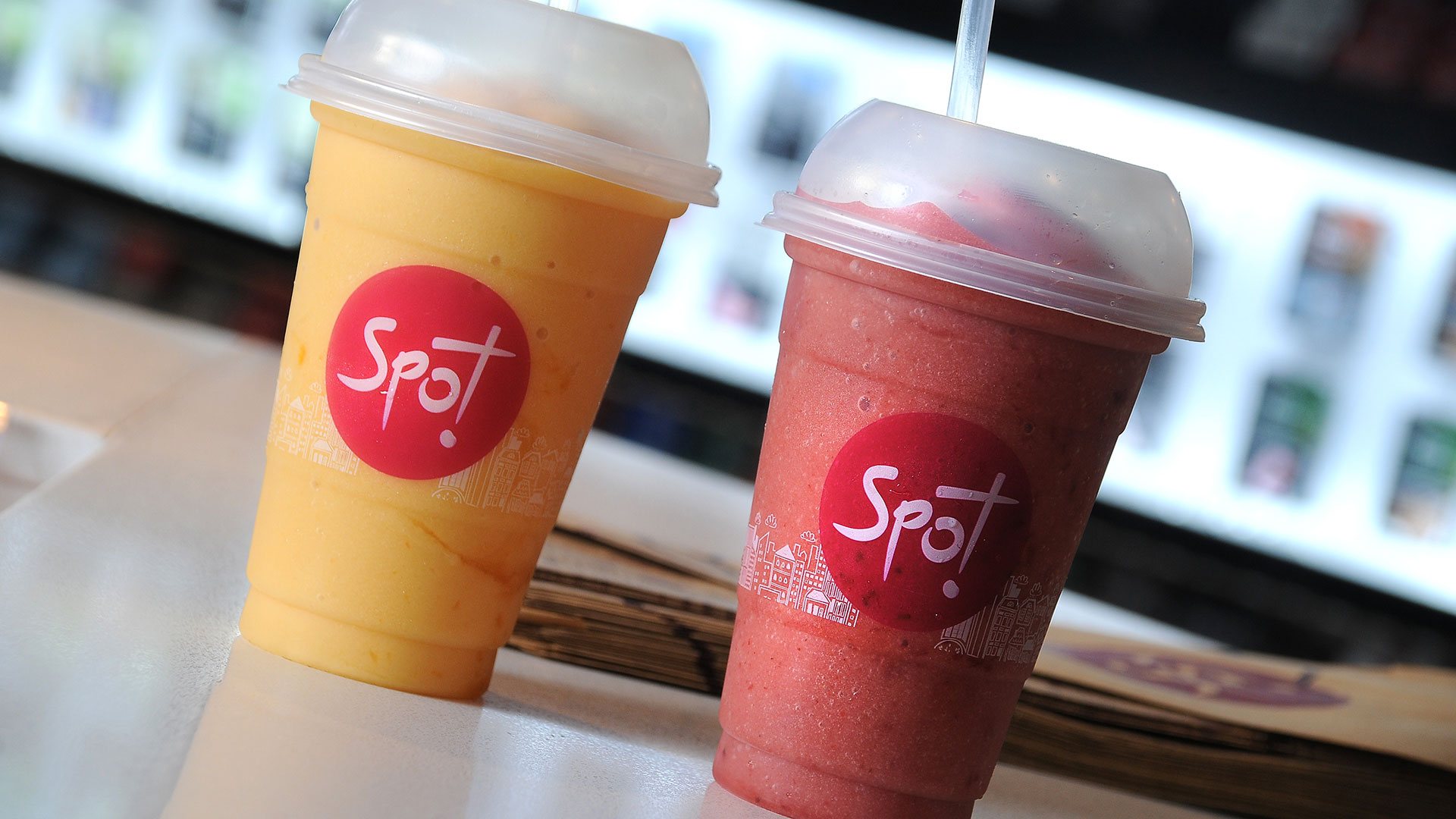 Dos vasos trasparentes de Spot con granita frutal