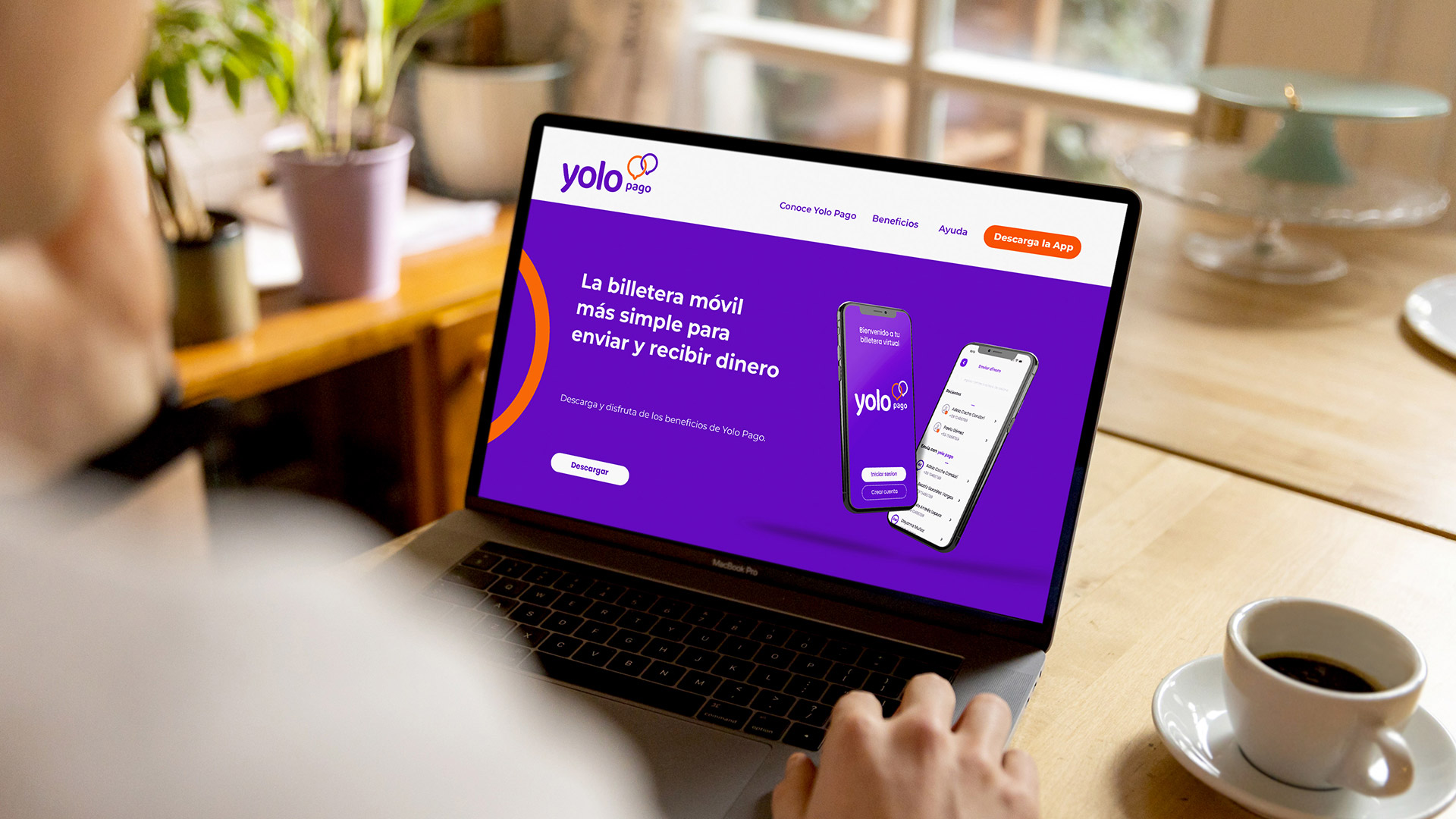 Persona ingresando a la web de Yolopago desde una notebook